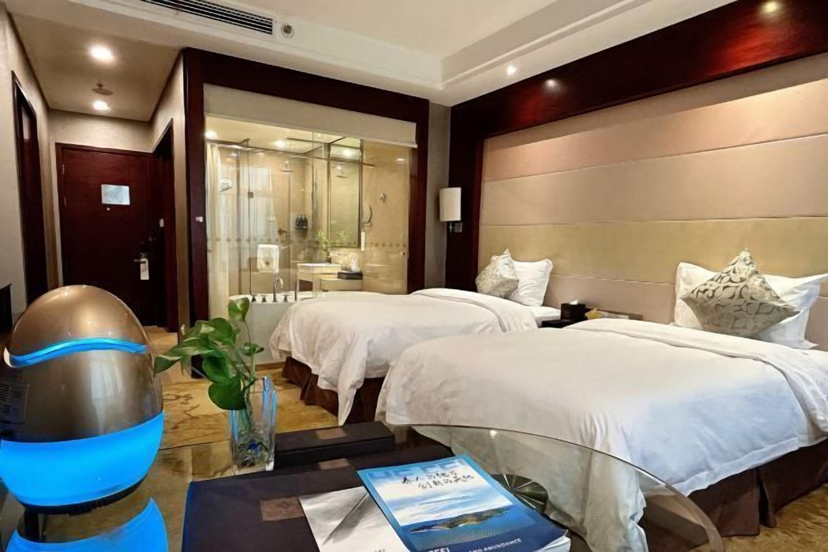 Minibar, caja de seguridad en la habitación y escritorio 