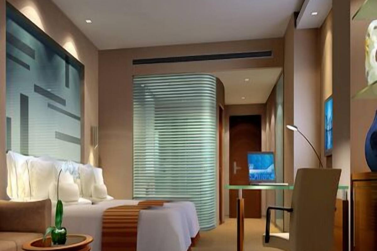 Executive Room, 1 King Bed | Minibar, in-room safe, desk, blackout drapes