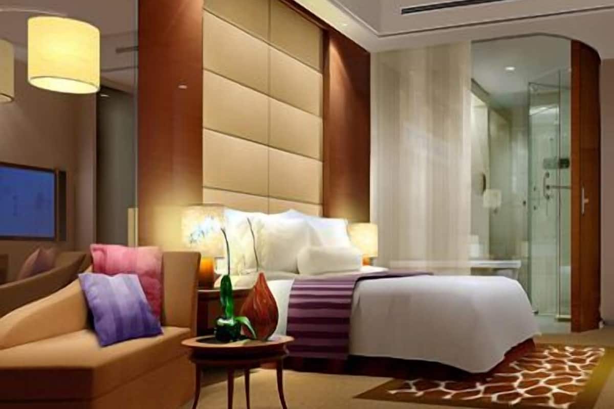 Deluxe Room, 1 King Bed | Minibar, in-room safe, desk, blackout drapes
