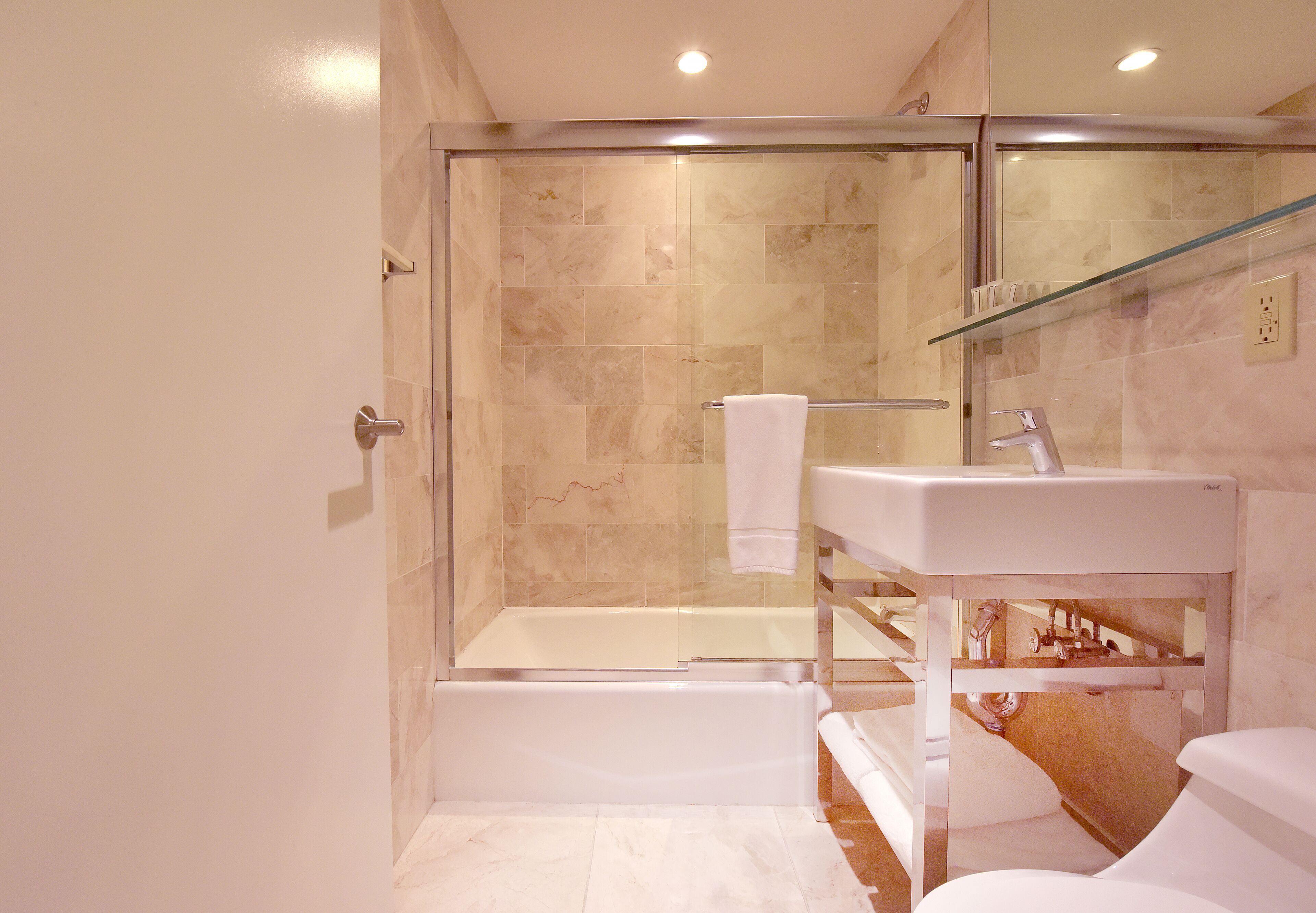 king deluxe | minibar, in-room safe, desk, soundproofing