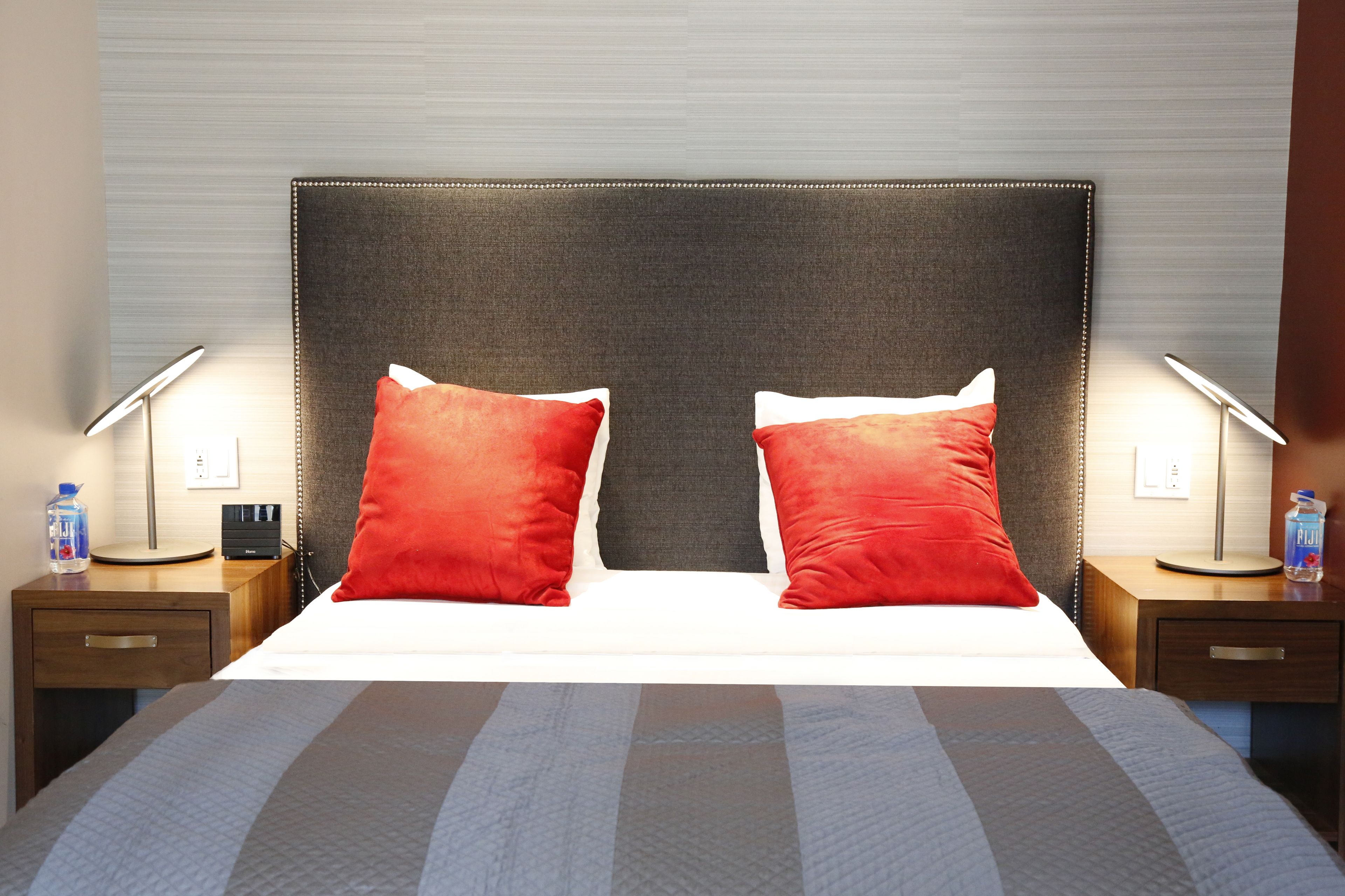 deluxe suite, kitchen | minibar, in-room safe, desk, soundproofing