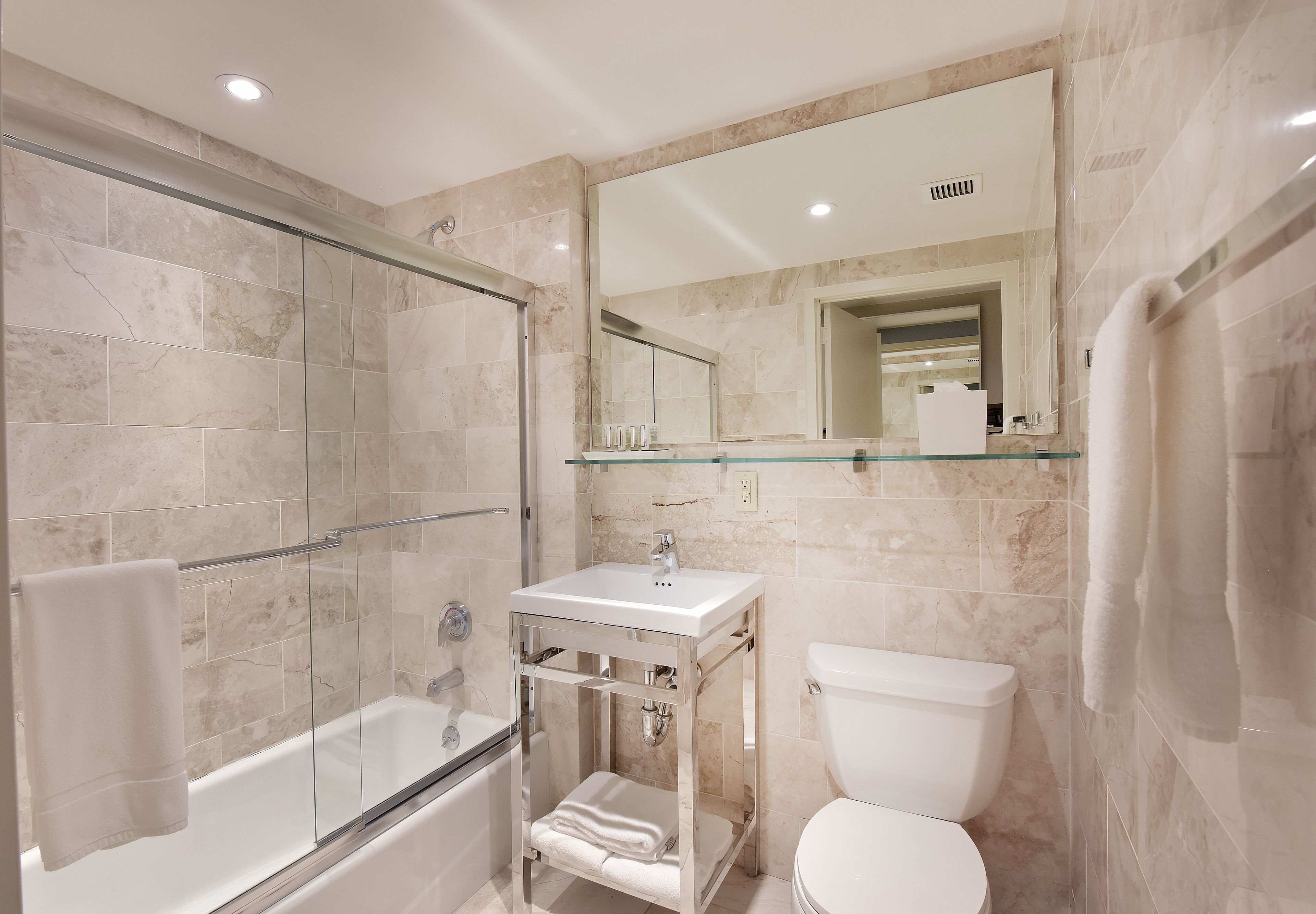 full superior with kitchen | bathroom | hair dryer, towels