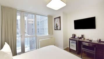 Queen Superior with Balcony and Kitchen | Minibar, in-room safe, desk, soundproofing