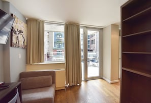 Chambre Deluxe (Private Roof Deck) | Aire de séjour | Téléviseur, station d’accueil pour iPod