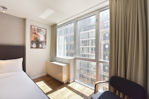 Habitació doble Deluxe, 2 llits de matrimoni, cuina | Minibar, caixa forta a l'habitació i escriptori