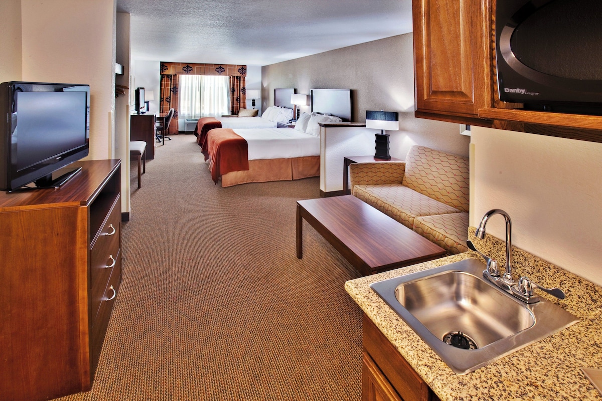 Suite | Desk, iron/ironing board, cribs (free), rollaway beds (surcharge)