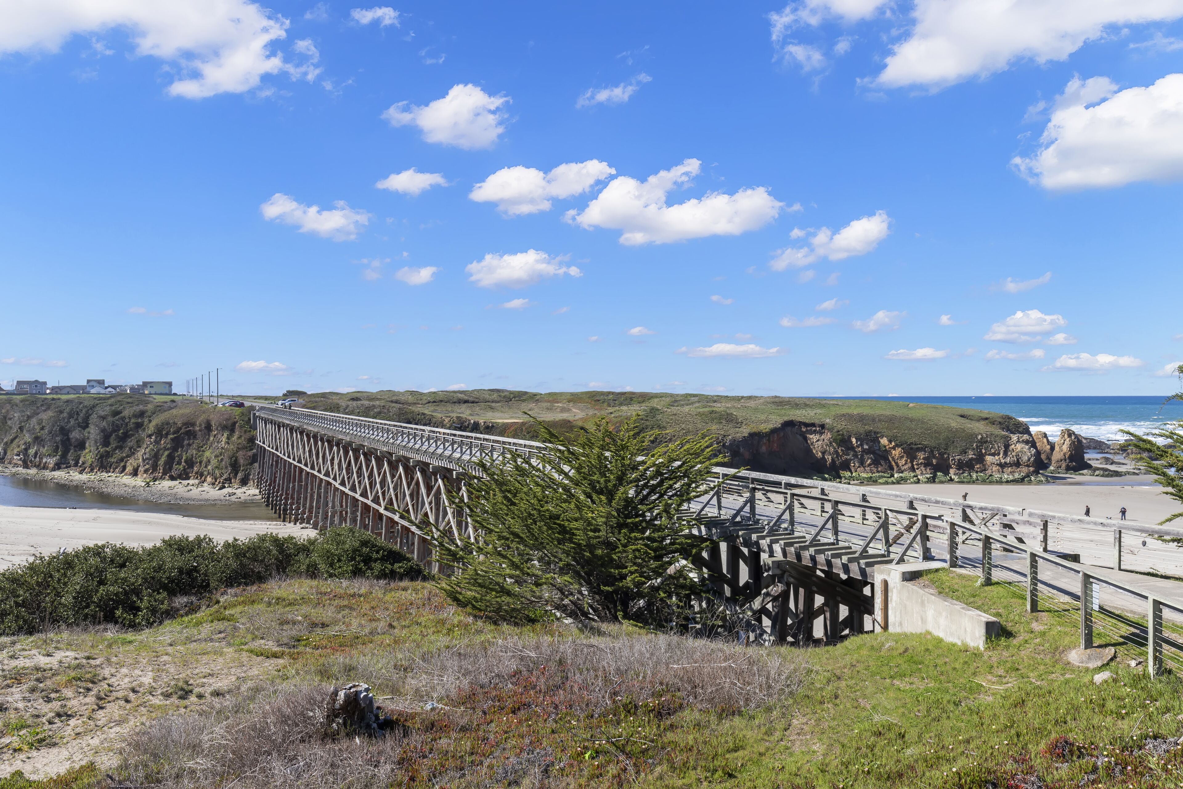 Un puente costero con vistas a la playa y al océano.