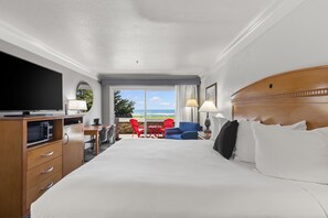 King Bed with Ocean View | Hypo-allergenic bedding, desk, laptop workspace, blackout drapes - Beachcomber Motel Fort Bragg (Fort Bragg)