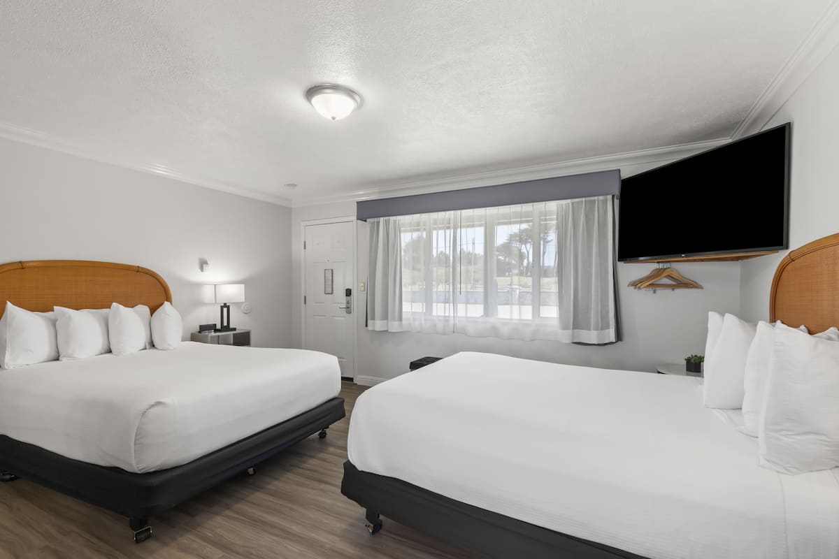 Superior Room, Ocean View | Peralatan tempat tidur hipoalergenik, meja, ruang kerja komputer riba