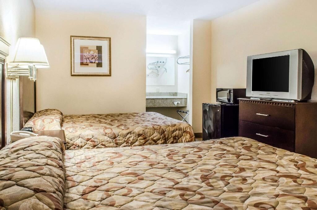 Desk, soundproofing, rollaway beds, free WiFi