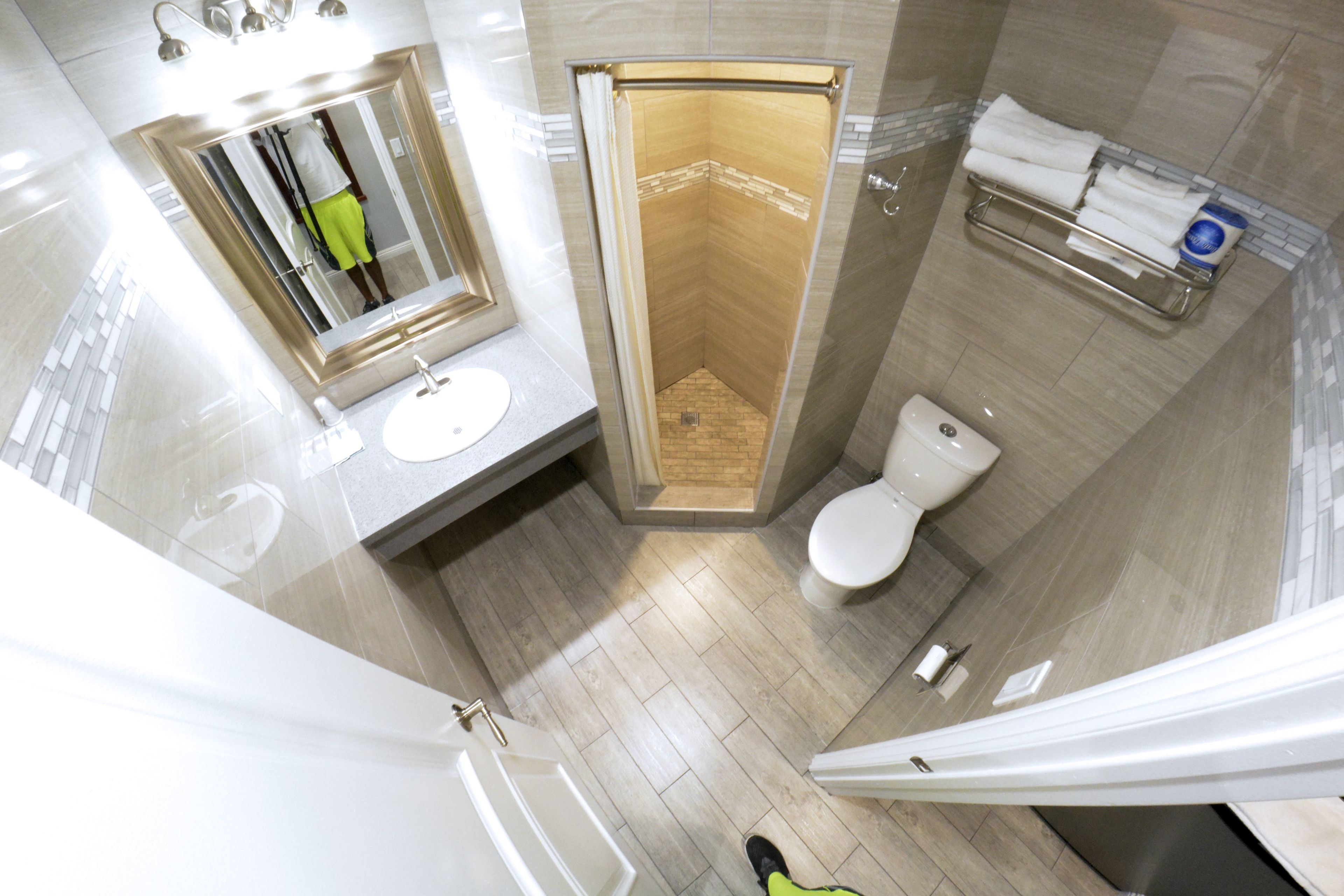 Un baño moderno con ducha, inodoro y lavamanos.