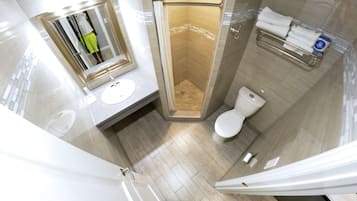 Un baño moderno con ducha, inodoro y lavamanos.