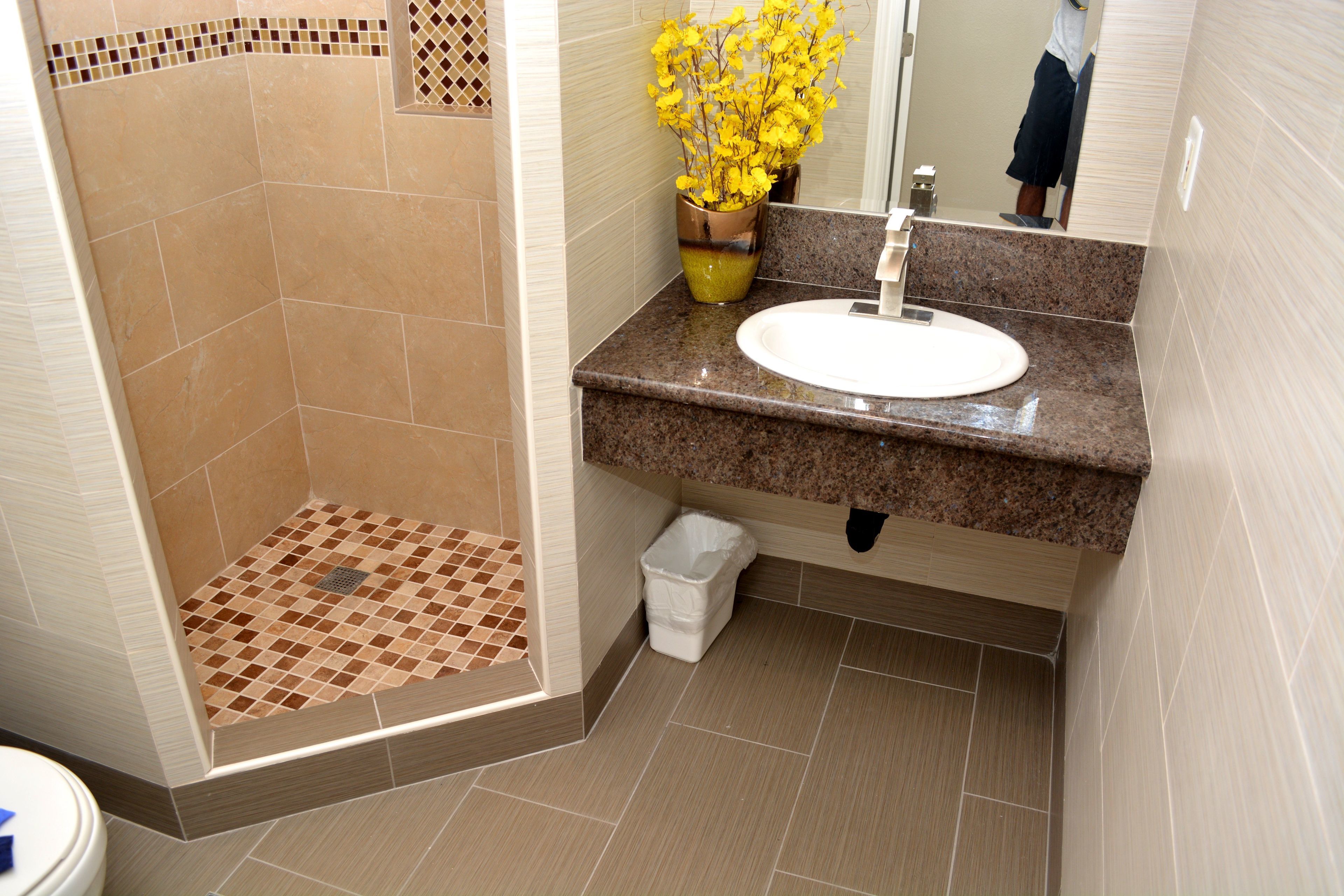Un baño con ducha, lavabo e inodoro.