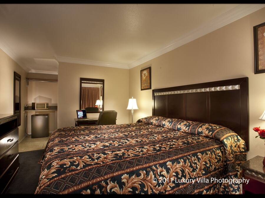 Standard Room, 1 King Bed | Private kitchenette | Fridge, microwave, coffee/tea maker