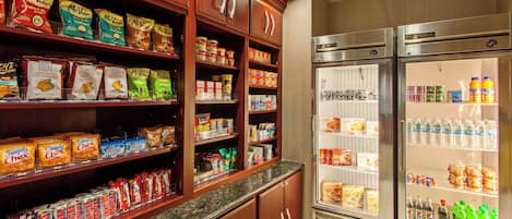Un espace de libre-service où l'on peut trouver des collations et des boissons, avec un assortiment de produits alimentaires et de boissons emballés.