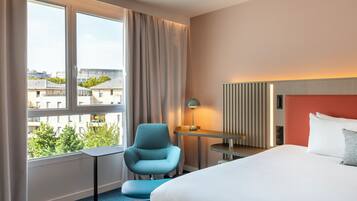 Een minibar, een kluis op de kamer, een bureau, een laptopwerkplek