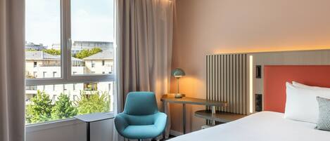 Minibar, coffres-forts dans les chambres, bureau