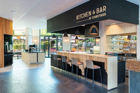 Desayuno buffet diario (EUR 21 por persona)