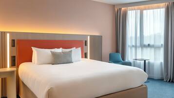 Deluxe kamer, 1 kingsize bed, niet-roken | Een minibar, een kluis op de kamer, een bureau, een laptopwerkplek