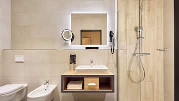 Junior studio | Badkamer | Een douche, een haardroger, pantoffels, handdoeken