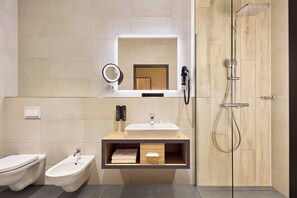 Junior Suite Garden | Salle de bain | Douche, sèche-cheveux, chaussons, serviettes fournies