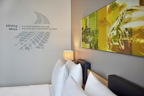 Family Room | Pengeskab på værelset, skrivebord, mørklægningsgardiner, lydisolering