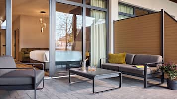 Junior Suite Garden | In-room safe, desk, blackout drapes, soundproofing