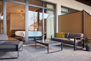 Caja de seguridad en la habitación y escritorio