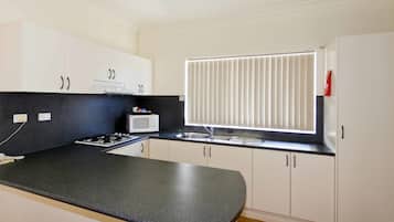 Apartemen, 1 kamar tidur | Setrika/meja setrika, tempat tidur bayi gratis, dan Wi-Fi gratis