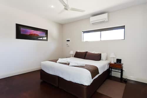 One-Bedroom Deluxe Apartment - Pet Friendly on Request | Iron/ironing board, free cribs/infant beds, free WiFi, bed sheets
