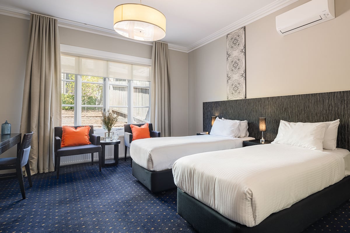 Iron/ironing board, cribs/infant beds, bed sheets