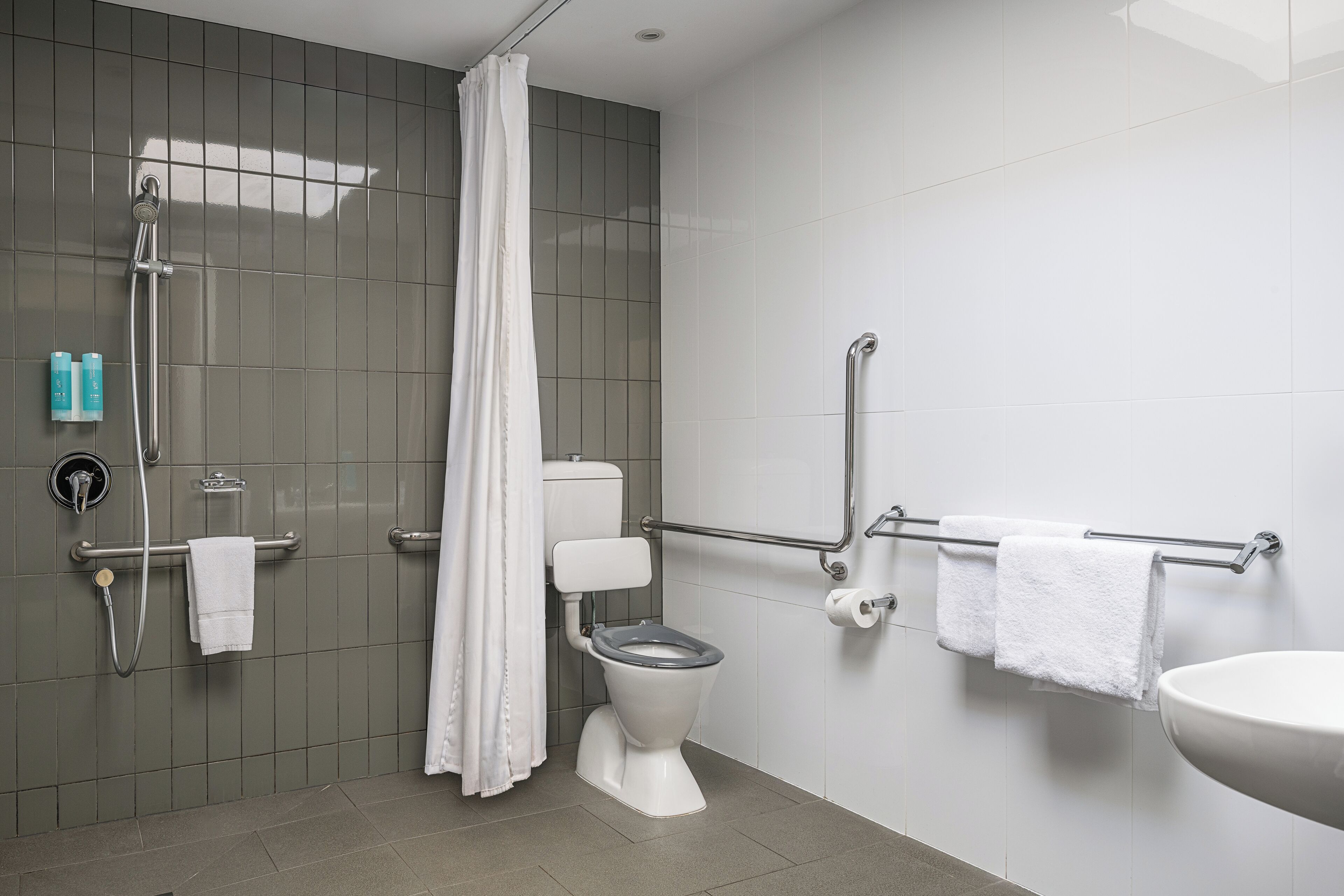 Un baño moderno con ducha, inodoro y lavabo.