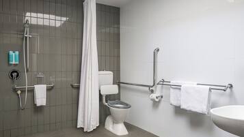 Un baño moderno con ducha, inodoro y lavabo.