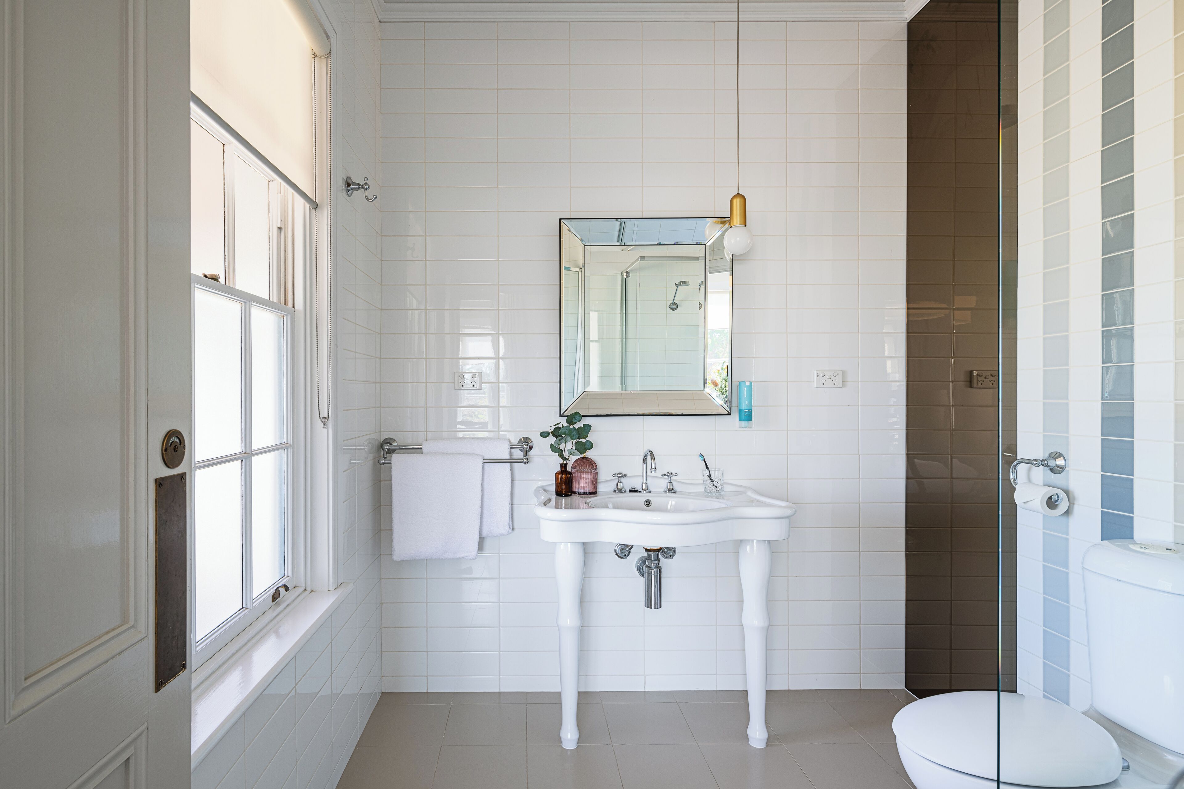 governors king room | bathroom | shower, towels