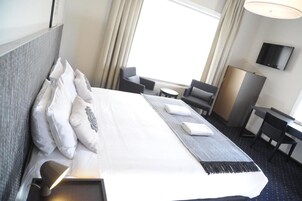 Governors King Room | Iron/ironing board, bed sheets