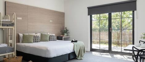 Quarto superior | Ferros/tábuas de passar roupa, berços (sobretaxa), roupa de cama