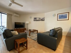 客房, 2 间卧室 | 起居区 | 40-英寸电视（配备数码频道）