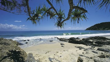 Una playa cerca, arena blanca