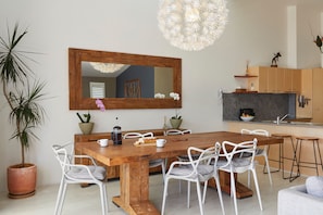 Quarto superior, 2 quartos | Opções para refeição no quarto