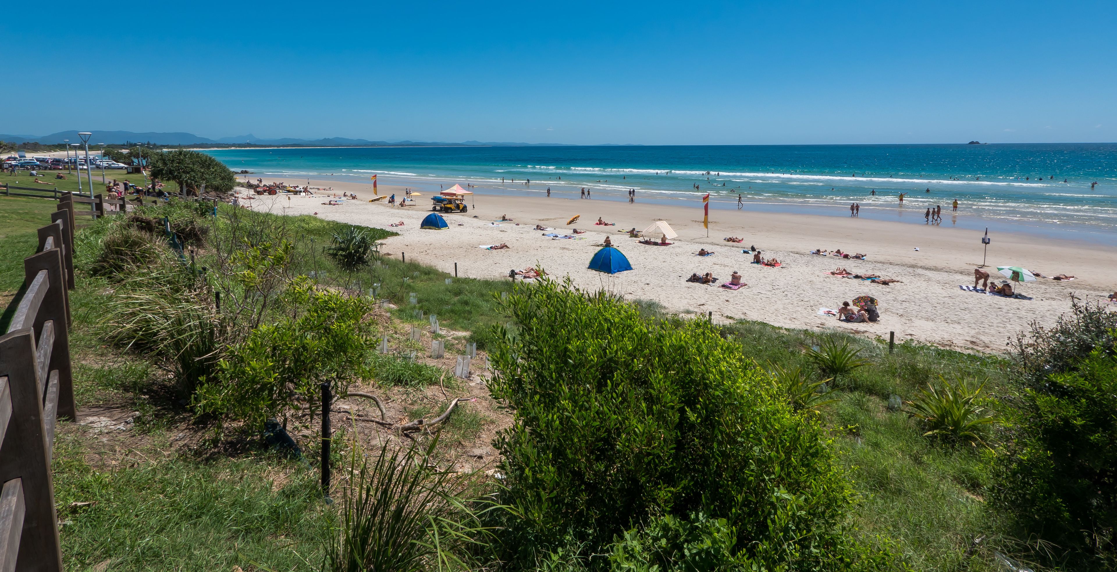 Una playa cerca, arena blanca