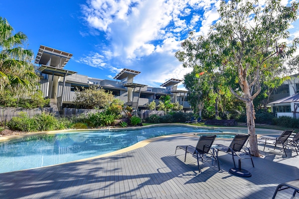 Kolam renang terbuka, payung kolam, kerusi lepak pantai