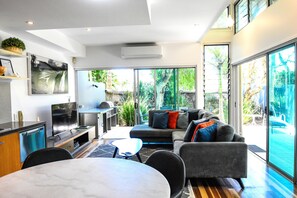 Living area - East on Byron (Byron Bay)