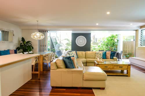 Penthouse (Belongil) | Woonruimte | Een 60-inch lcd-televisie met kabelzenders