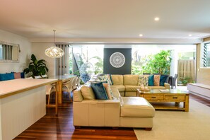 顶层房 (Belongil) | 起居区 | 60-英寸液晶电视(配备有线频道)