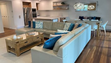 Penthouse (Belongil) | Woonruimte | Een 60-inch lcd-televisie met kabelzenders