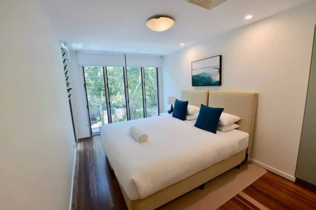 Muebles diferentes, escritorio y espacio para trabajar con laptop