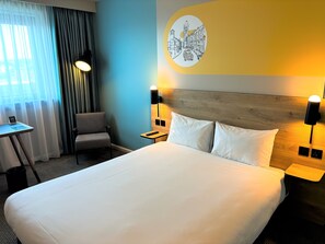 Desk, laptop workspace, blackout drapes, soundproofing - B&B HOTEL Ipswich (Ipswich)