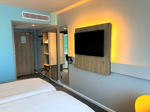 Twin kamer | Een bureau, een laptopwerkplek, verduisterende gordijnen