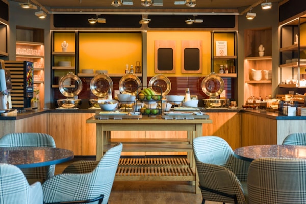 Aperto a colazione, pranzo e cena, cucina vegana