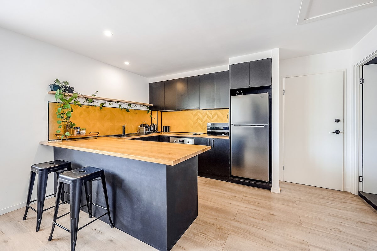 deluxe apartment | individually furnished, iron/ironing board, free wifi, bed sheets